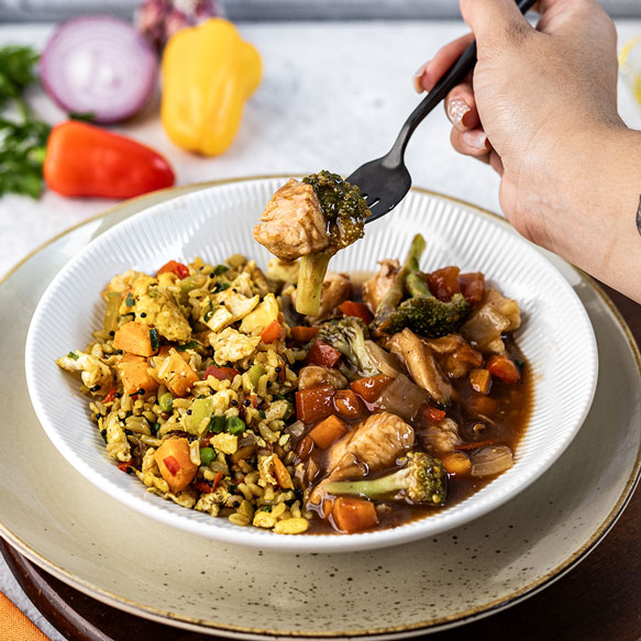 Frango Xadrez com arroz integral e cenouras assadas com ervas finas