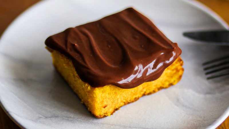 Bolo de Cenoura fofinho com Cobertura de chocolate 70% da MARMITA FITNESS